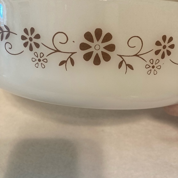 Vintage 1960s Brown Daisy Round Dynaware PYR-O-REY with another Lid - Picture 2 of 5